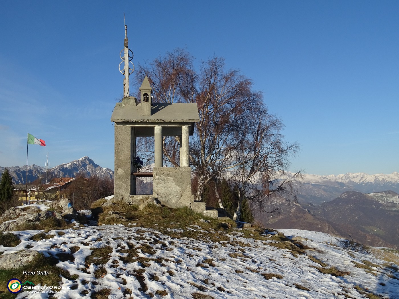 49 Alla Madonnina della neve in vetta al Monte Poieto (1360 m).JPG